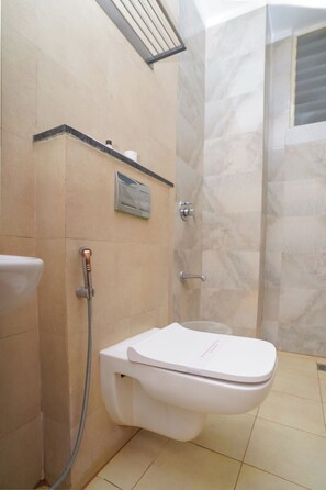 Ducha, artículos de tocador gratuitos, toallas, jabón