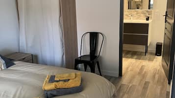 3 habitaciones, tabla de planchar con plancha y cuna de viaje