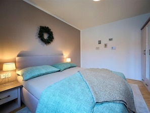 2 bedrooms, desk, internet
