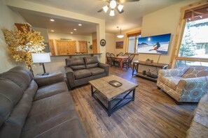 Townhouse – design, 2 soverom, terrasse, dalutsikt (Settlers Creek 6500) | Oppholdsområde | Smart-TV og peis