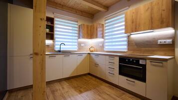 Fridge, dishwasher, cookware/dishes/utensils