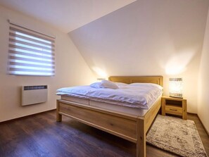 2 bedrooms, desk, Internet