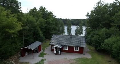 Semesterhus Erikstorp Sjöutsikt BÄtbrygga Fiske Bad Sjötomt