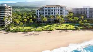 Ein Hotel direkt am Strand mit mehreren Gebäuden, einem Sandstrand und Palmen.