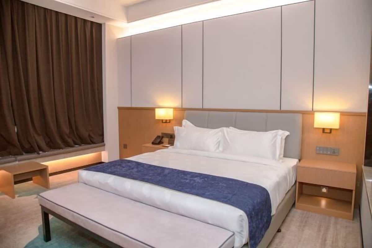 1 bedroom, minibar, desk, laptop workspace