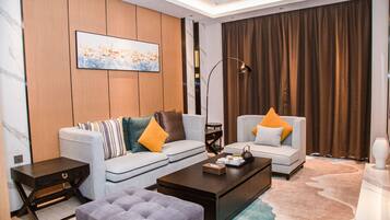 Minibar, desk, laptop workspace, free WiFi