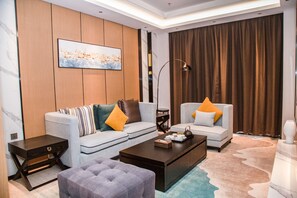 Suite Deluxe | Minibar, escriptori i espai de treball apte per a portàtils 