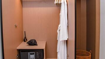 Un vestidor con estantes, una barra para colgar ropa, un zapatero y una cesta.