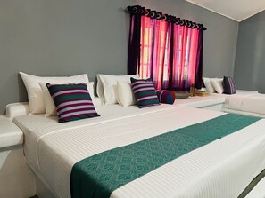 1 bedroom, WiFi, bed sheets - Walking distance to Beach (Kirinda)