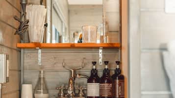 Villa – panorama | Bad | Separat badekar og dusj, dype avslapningsbadekar, tøfler og håndklær