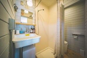 พาโรนามิกวิลล่า | ห้องน้ำ | อ่างอาบน้ำและฝักบัวแยกจากกัน, อ่างอาบน้ำแบบแช่ตัว, รองเท้าสวมภายในห้อง