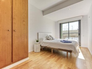 4 slaapkamers, een bureau, een strijkplank/strijkijzer, wifi