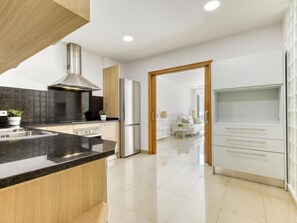 Een koelkast, een microgolfoven, een oven, een vaatwasser