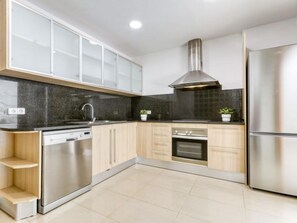 冰箱、微波炉、烤箱、洗碗机