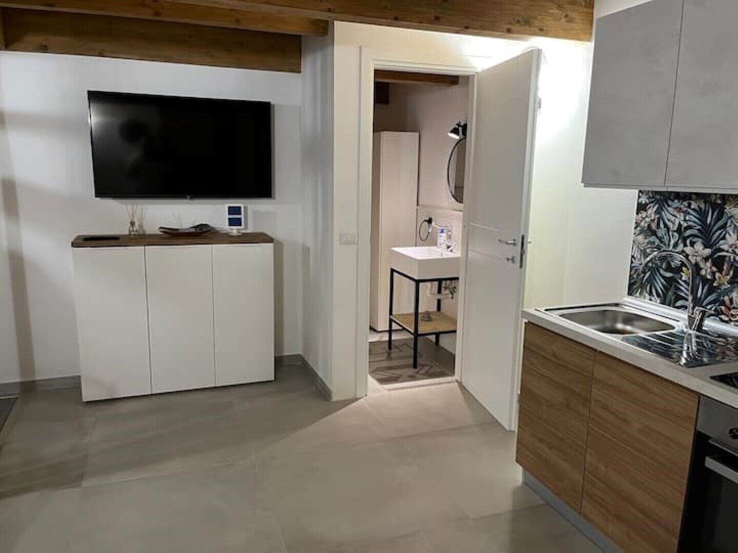 Kühlschrank, Ofen, Wasserkocher mit Kaffee-/Teezubehör, Wasserkocher