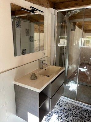 Douche, sèche-cheveux, bidet, serviettes fournies