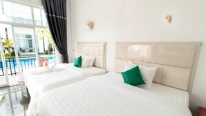 A hotel room with two beds, a glass floor, and a view of a swimming pool. - Koh Dach View Boutique (Phnom Penh)