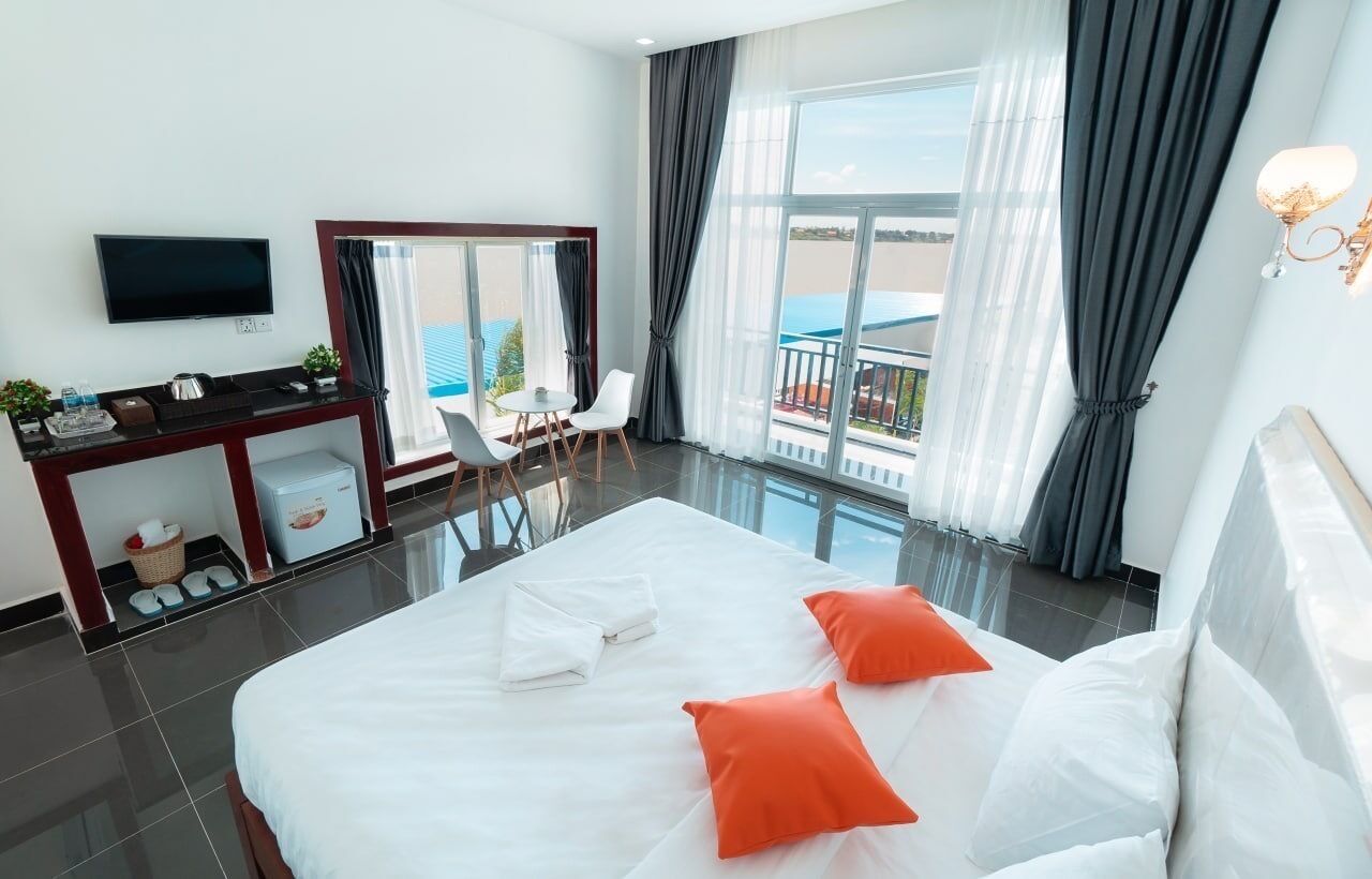 经典双人房, 1 张特大床, 河景 | 办公桌、笔记本电脑工作区、免费 WiFi、床单