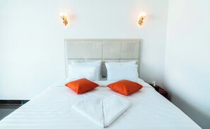 Desk, laptop workspace, free WiFi, bed sheets - Koh Dach View Boutique (Phnom Penh)