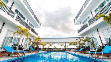 Una piscina al aire libre
