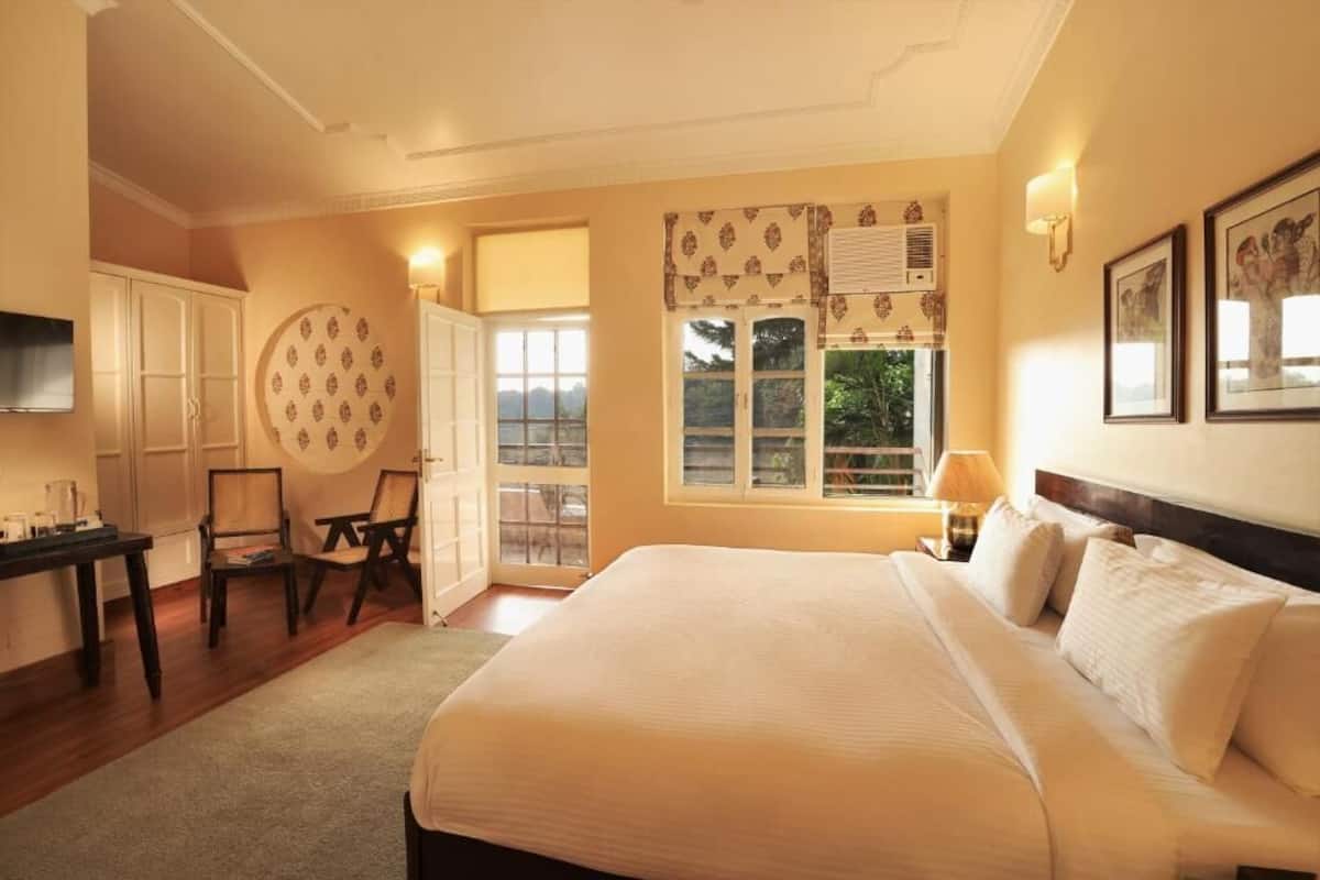 Premium bedding, down duvets, in-room safe, laptop workspace