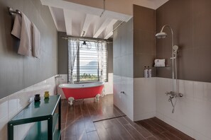 Familievilla | Badeværelse | Hjemmesko, bidet, håndklæder, Shampoo