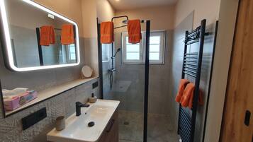 Suihku, hiustenkuivaaja, pyyhkeet, saippua