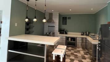 Geladeira, micro-ondas, fogão, cooktop