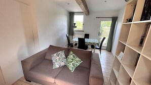 TV, books - Charming House Honfleur (La Riviere St Sauveur)