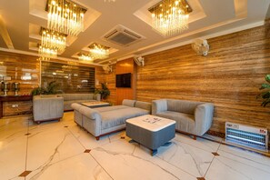 Lobby sitting area - Hotel The Grand Dewan (Reasi)
