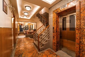 Lift - Hotel The Grand Dewan (Reasi)