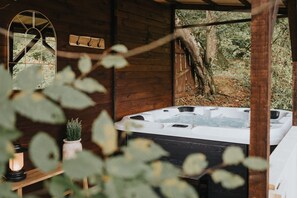 Bañera de hidromasaje al aire libre