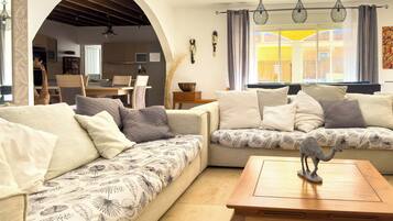 Una Smart TV, videojuegos, un futbolín, una mesa de tenis de mesa