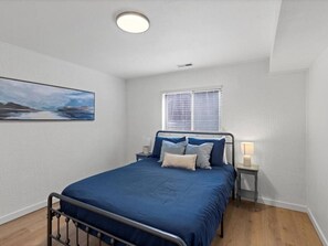 2 عدّة غرف نوم وواي فاي مجانًا وملاءات أسرّة