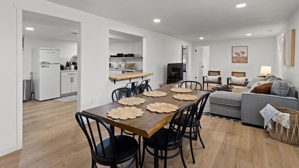 Ein moderner Wohnraum mit Essbereich, Küche und Sitzgelegenheit.