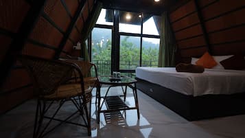 Exclusive Studio, 2 Bedrooms, Balcony, Mountain View | Iron/ironing board, free WiFi, bed sheets