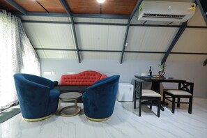 家庭套房, 2 間臥室, 浴缸, 山景 | 熨斗/熨衣板、免費無線上網、床單