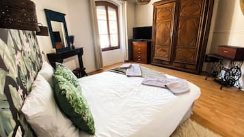 2 bedrooms, desk, iron/ironing board, travel crib