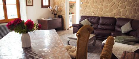 Smart TV, table tennis, books, stereo