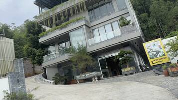 Vista frontal de la propiedad