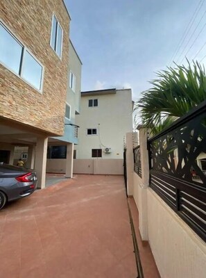 Property grounds - Aspen Residence (Flat A) (Tema)