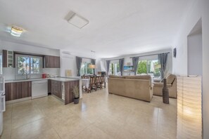 Älytelevisio, takka, tietokoneen näyttö, tulostin