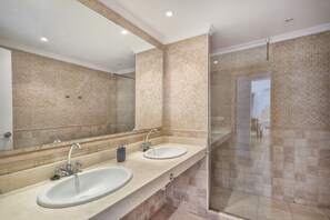 Een douche, een haardroger, handdoeken, zeep