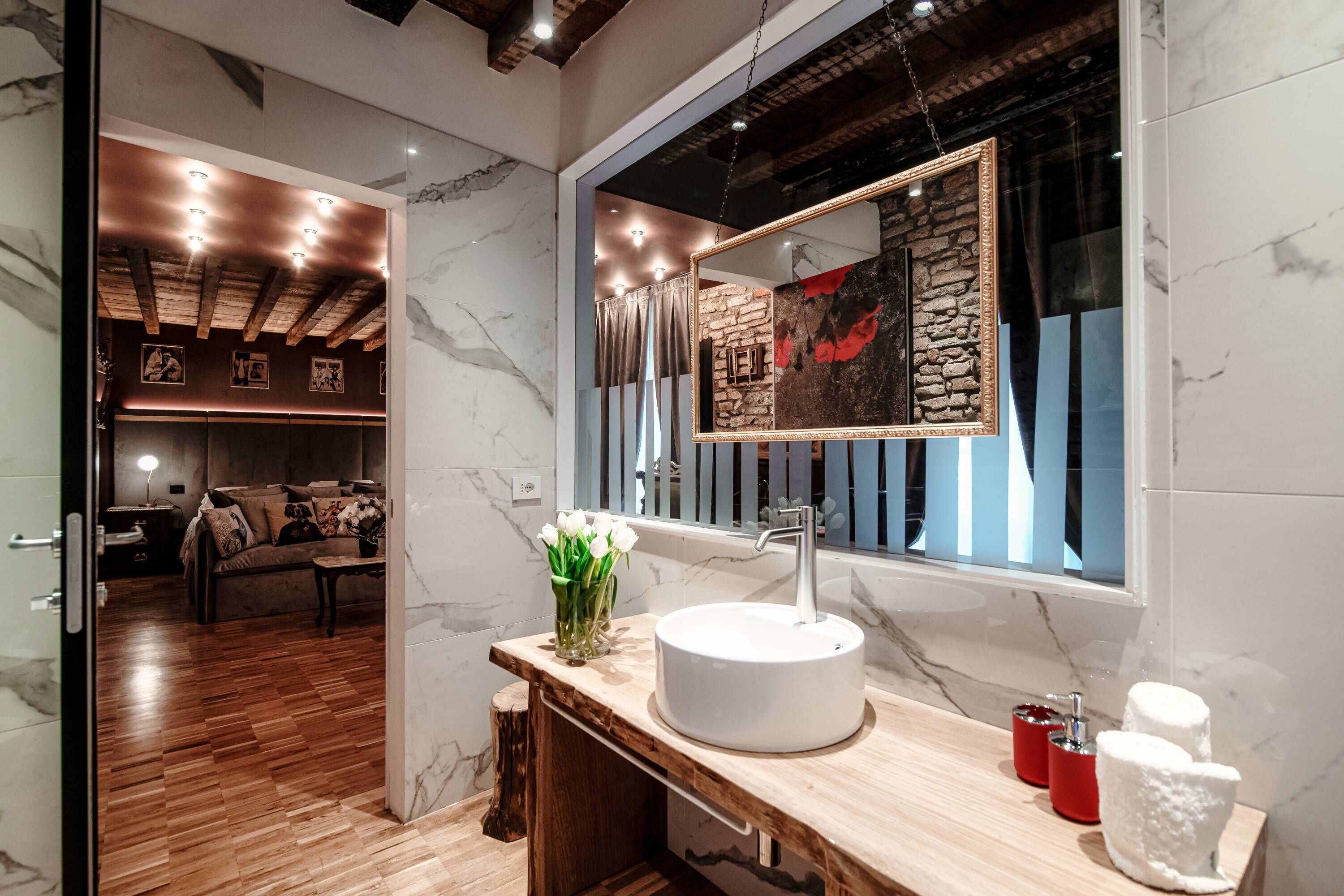 Suíte superior | Banheiro | Chuveiro, chuveiro com efeito de chuva, produtos de toalete grátis 