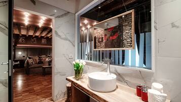 Superior-Suite | Badezimmer | Dusche, Regendusche, kostenlose Toilettenartikel, Haartrockner