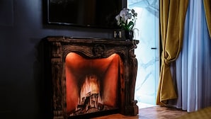 로열 더블룸 | 거실 공간 | 위성 채널 시청이 가능한 40인치 LED TV