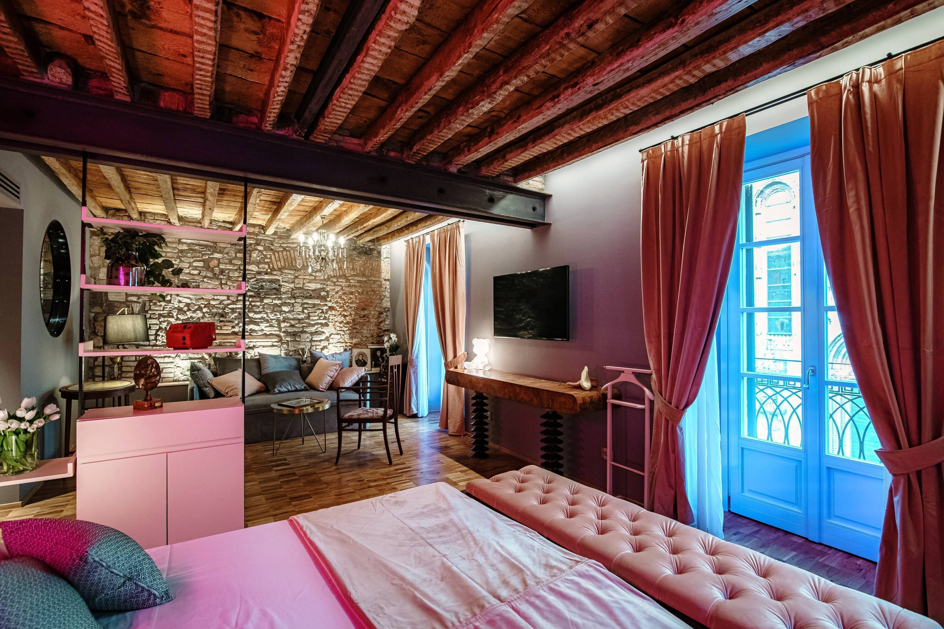 Un dormitorio acogedor con cama, escritorio y vistas al exterior.