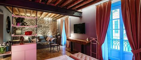 Un dormitorio acogedor con cama, escritorio y vistas al exterior.