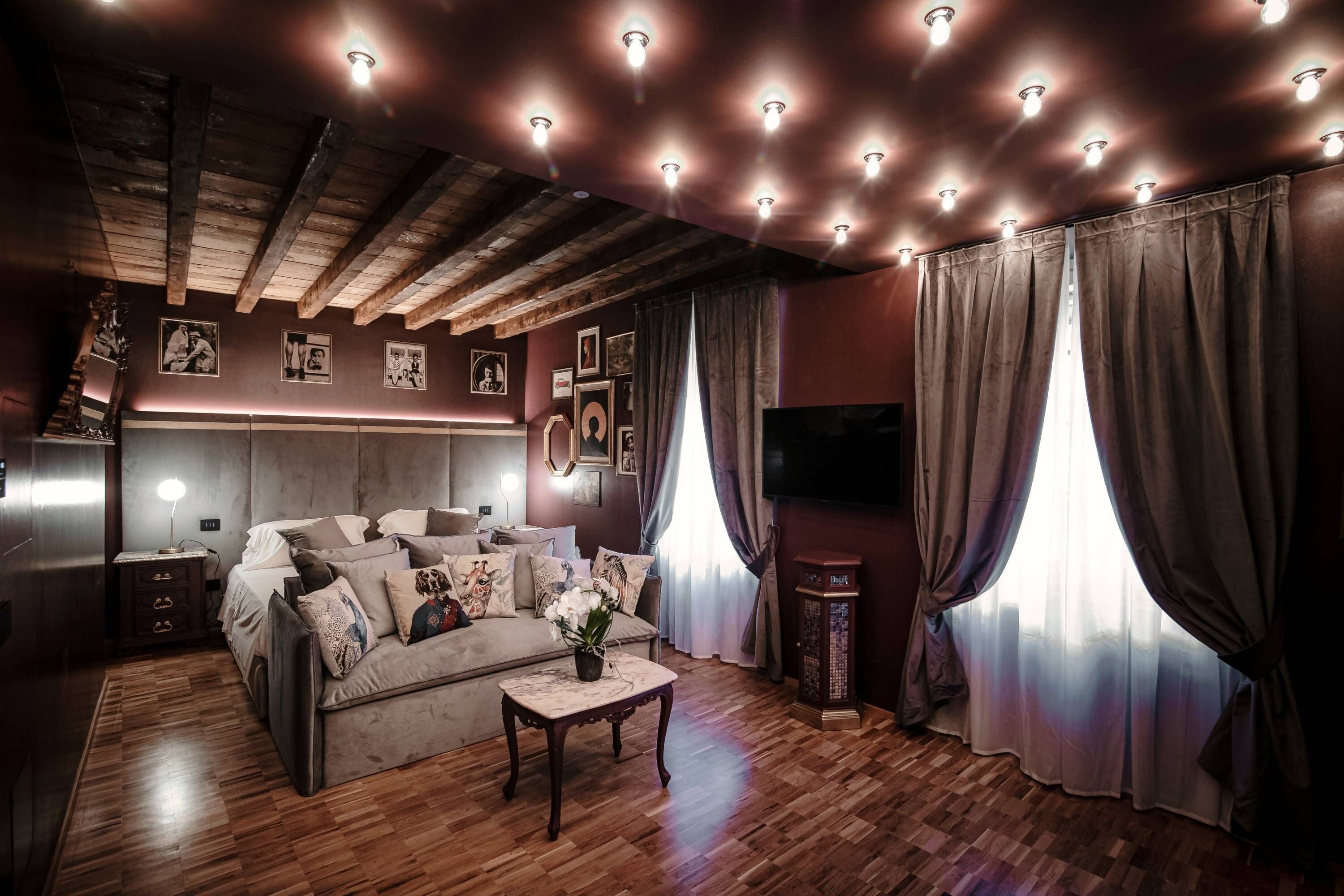 Ein gemütliches Zimmer mit einer Couch, einem Couchtisch und einem Fernseher.