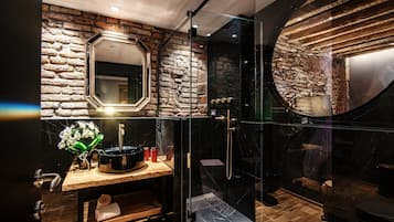 Deluxe suite | Badkamer | Een douche, een regendouche, gratis toiletartikelen, een haardroger